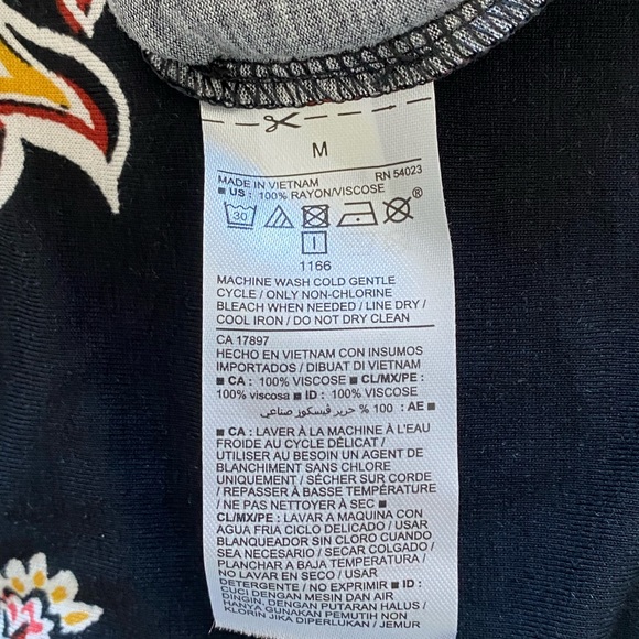 Old Navy Ruffle Neck Paisley Floral top Sz M - Picture 4 of 4